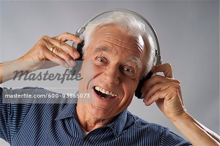 Homme à l'écoute de musique