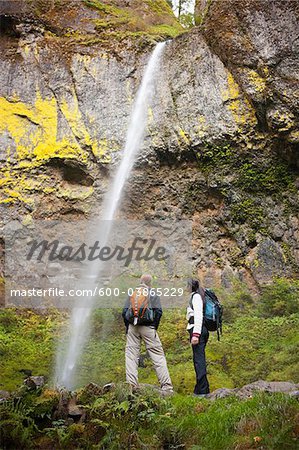 Friends Hiking, Hood River, Oregon, USA