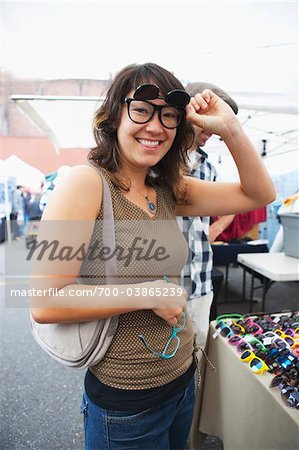 Frau versuchen auf Sonnenbrillen am Markt Kiosk