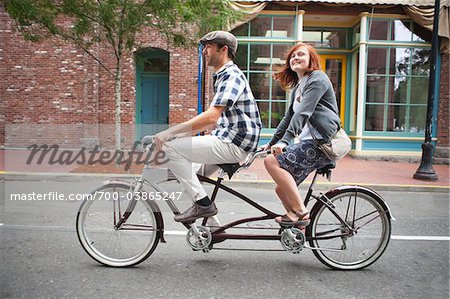 Couple sur vélo en Tandem