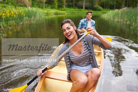 Couple Canoeing, Columbia River Gorge, Oregon, USA