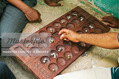 Deux personnes jouant Bao à Stone Town, Zanzibar, Tanzanie, Afrique