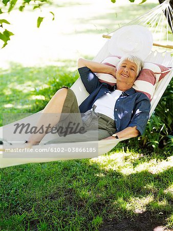 Une femme âgée se reposer dans un hamac, Stockholm, Suède.