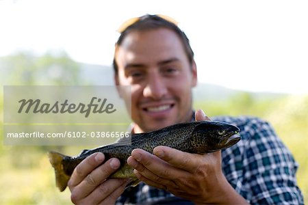 Ein Mann mit einem Fisch, Schweden.