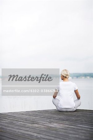 Une femme assise sur une jetée, Suède.