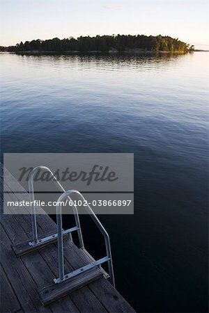 Une jetée dans l'archipel de Stockholm, Suède.