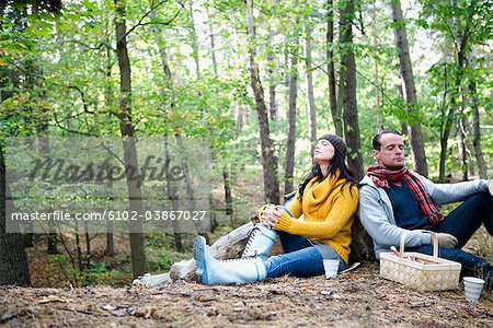 Un homme et une femme, cueillette de champignons dans la forêt, Suède.