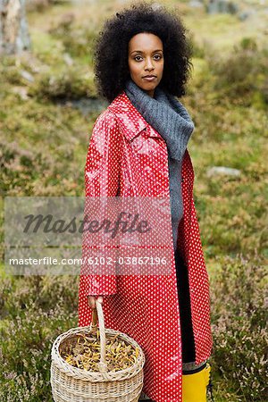 Portrait d'une femme portant un imperméable rouge, Suède.