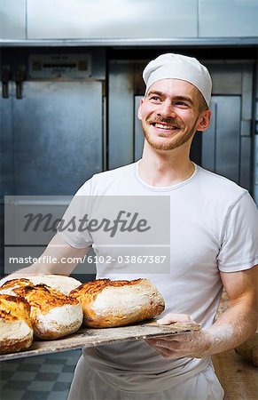 Un boulanger dans une boulangerie, Suède.