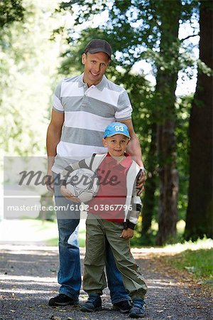 Vater und Sohn beim Fußballspielen in einem Park ein sonniger Tag, Schweden.