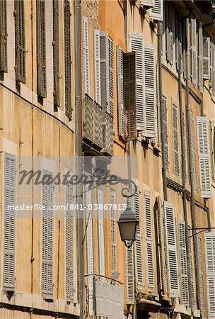 Une rue de vieilles maisons à Aix-en-Provence, Bouches-du-Rhône, Provence, France, Europe