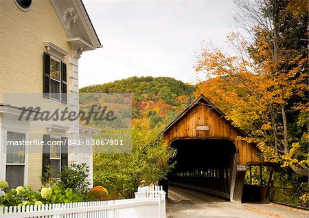 Mittlere Brücke, eine überdachte Holzbrücke, umgeben von Herbstlaub in der malerischen Stadt Woodstock, Vermont, New England, Vereinigte Staaten von Amerika, Nordamerika