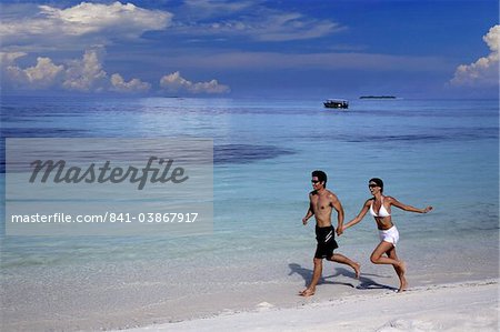 Couple En Cours Dexécution Sur Une Plage Maldives Océan