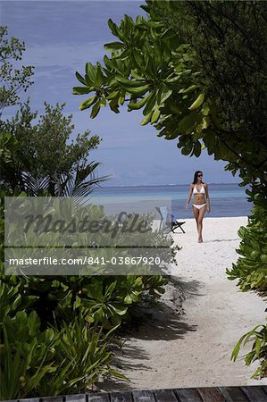 Frau am Strand, Malediven, Indischer Ozean, Asien