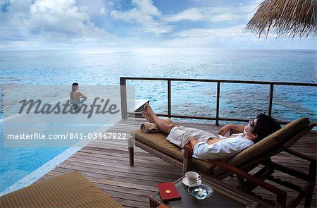 Couple détente sur la terrasse, Maldives, océan Indien, Asie