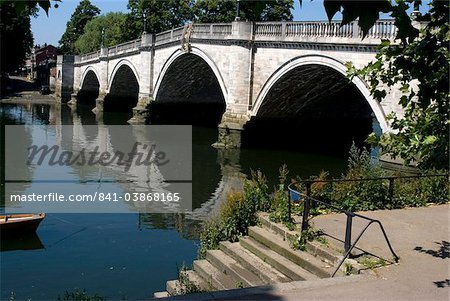 Die Brücke über die Themse bei Richmond, Surrey, England, Vereinigtes Königreich, Europa