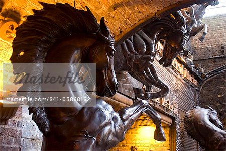 Bronzestatuen, die auf den Bereich der ursprünglichen Verwendung als Pferdeställe, Camden Lock Market, Camden Lock, Camden, London, England, Vereinigtes Königreich, Europa