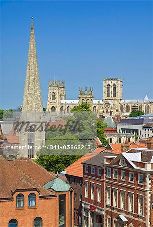 York Minster, Nordeuropas größte gotische Kathedrale, der Turm der St. Mary's Church und die Skyline der Stadt York, Yorkshire, England, Vereinigtes Königreich, Europa