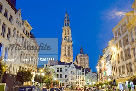 Turm des Onze-Lieve-Vrouwekathedraal und Straße beleuchtet bei Nacht, Antwerpen, Flandern, Belgien