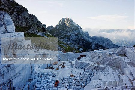 Blocs à couper dans une carrière de marbre utilisée par Michel-Ange, Alpes Apuanes, Toscane, Italie, Europe