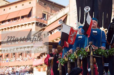 Flügelhorn Spieler in einer Parade El Palio Pferderennen Festival, Piazza del Campo, Siena, Toskana, Italien, Europa