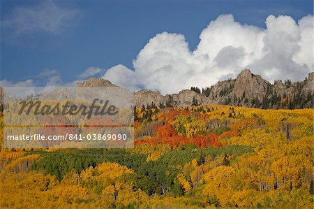 La digue avec les couleurs de l'automne, Grand Mesa-Uncompahgre-Gunnison National Forest, Colorado, États-Unis d'Amérique, Amérique du Nord