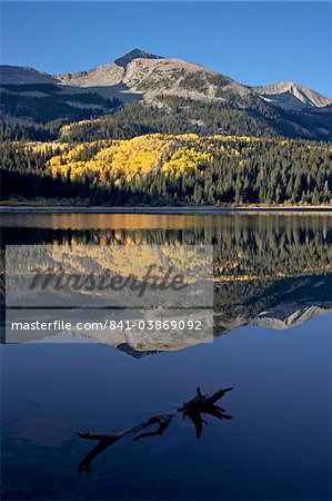 See in der Dämmerung im Herbst, Grand Mesa-Uncompahgre-Gunnison National Forest, Colorado, Vereinigte Staaten von Amerika, Nordamerika verloren