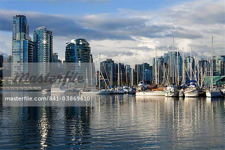 False Creek und die Skyline von Vancouver, British Columbia, Kanada, Nordamerika,