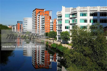 Moderne Büro- und Wohnhäuser neben den Fluss Aire in Leeds, West Yorkshire, England, Vereinigtes Königreich, Mitteleuropa