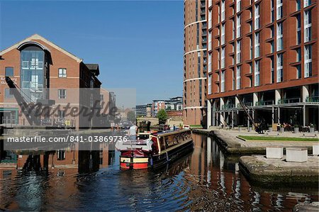 Canal boat entering Granary Wharf, Leeds Liverpool Canal, Leeds, West Yorkshire, England, United Kingdom, Europe
