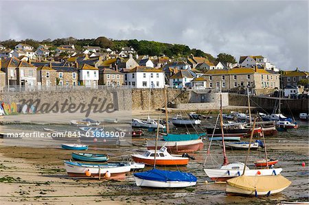 Vues sur le village de Mousehole et un port à marée basse, Mousehole, Cornwall, Angleterre, Royaume-Uni, Europe