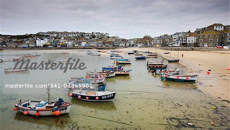 Bateaux de pêche amarré près de la plage de St. Ives harbour, Cornwall, Angleterre, Royaume-Uni, Europe