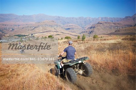 Menschen Quad biking in Cathedral Peak Nature Reserve, Ukhahlamba-Drakensberg Park, UNESCO Weltkulturerbe, KwaZulu-Natal, Südafrika, Afrika