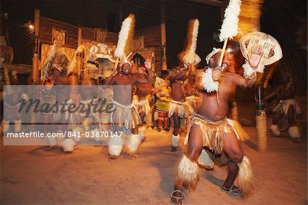 Danseurs exécutant la danse traditionnelle zouloue, Shakaland, Eshowe, Zululand, KwaZulu-Natal, Afrique du Sud, Afrique