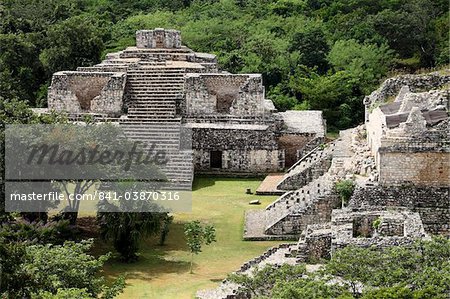 Ruines de palais ovale avec les pyramides jumelles à droite, Maya, Ek Balam, Yucatán, Mexique, Amérique du Nord
