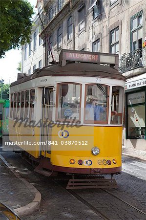 Le tram dans l'Alfama district, Lisbonne, Portugal, Europe