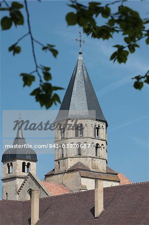 Vue du Clocher de l'eau Benite et petit tour de l'horloge, Abbaye de Cluny, Saône et Loire, Bourgogne, France, Europe
