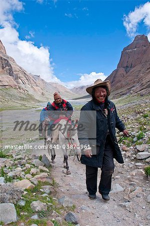 Pilger tun die Kora um den Heiligen Berg Mount Kailash in Tibet, Western, China, Asien