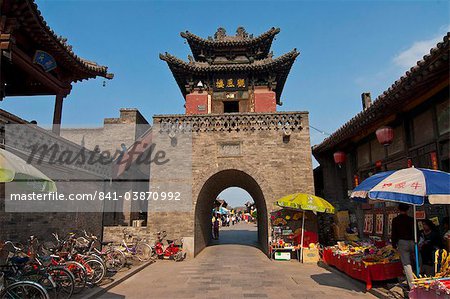 Stone gate à Pingyao, réputée pour son mur magnifique ancienne ville, patrimoine mondial de l'UNESCO, Shanxi, Chine, Asie