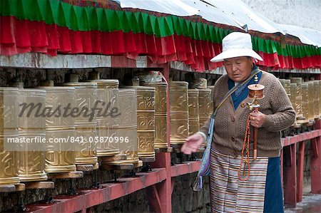 Alte Frau zu Fuß entlang der Betende Räder, Potala, Lhasa, Tibet, China, Asien