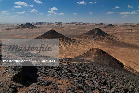 Petit tumulus dans le désert noir, Egypte, Afrique du Nord, Afrique Petit tumulus dans le désert noir, Egypte, Afrique du Nord, Afrique