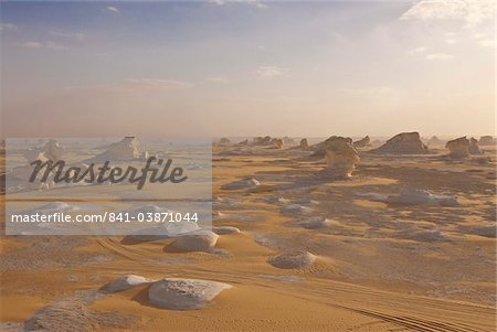 Érosion éolienne des sculptures de rocher riche de calcium dans le désert blanc près Baharia, Egypte, Afrique du Nord, Afrique Érosion éolienne des sculptures de rocher riche de calcium dans le désert blanc près Baharia, Egypte, Afrique du Nord, Afrique