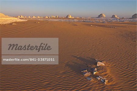 Le désert blanc avec sculptures érodées par les vents dans la roche riche de calcium dans le lointain, près Baharia, Egypte, Afrique du Nord, Afrique