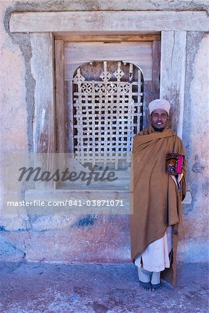 Moine debout devant une église orthodoxe, lac Tana, en Éthiopie, Afrique