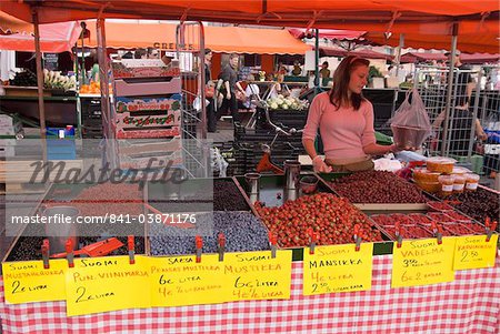 Frau verkaufen frische Beeren aus dem Wald am Markt, Helsinki, Finnland, Skandinavien, Europa
