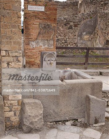 Roman drinking fountain on Via Stabiana, Pompeii, UNESCO World Heritage Site, Campania, Italy, Europe
