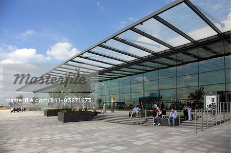 Passagiere warten draußen Terminal 4, Flughafen Heathrow, London, England, Vereinigtes Königreich, Europa