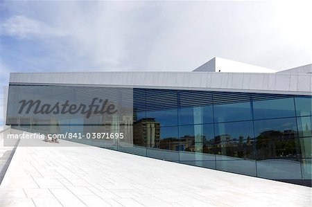 Extérieur maison opéra d'Oslo en été, soleil, centre-ville, Oslo, Norway, Scandinavia, Europe