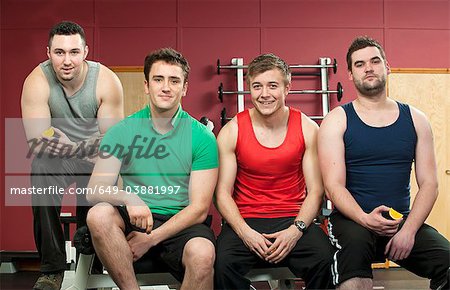 Hommes assis ensemble dans une salle de sport