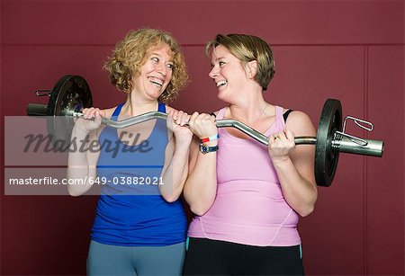 Femmes plus âgées, soulever des poids au gymnase